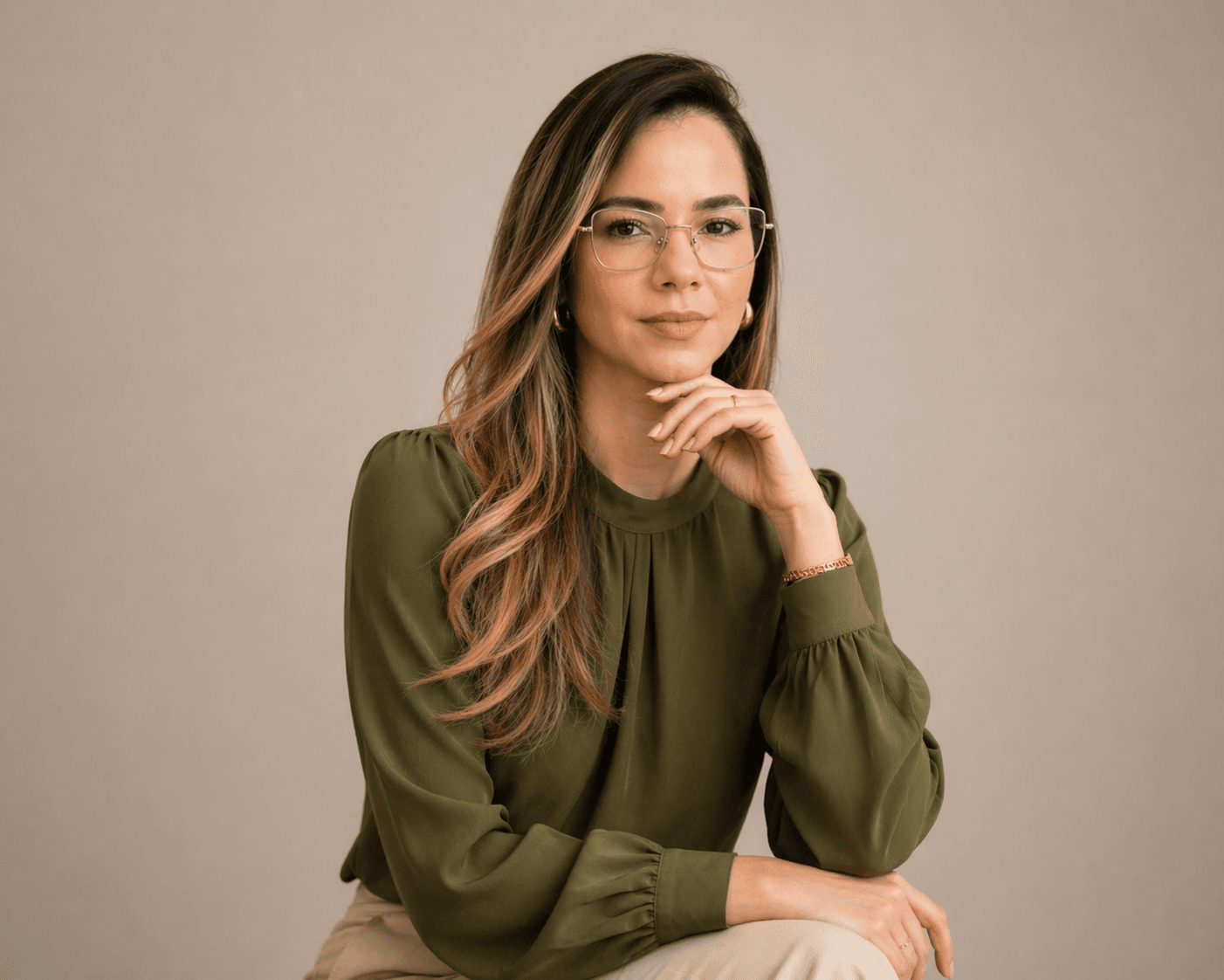 Tamires Câmara — TC Digital Tamires Câmara sentada, olhando para a câmera, em ambiente claro e profissional